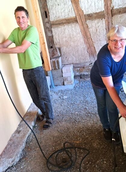 Neu bei uns - Elektromobilität direkt bei unseren Ferienwohnungen. Hier Gerhard und Ruth Heubach beim Laden eines E-Automobils.